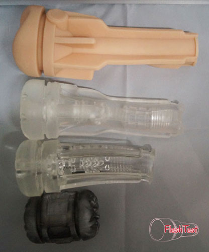 Cuatro mangas Fleshlight una al lado de la otra para comparar tamaños